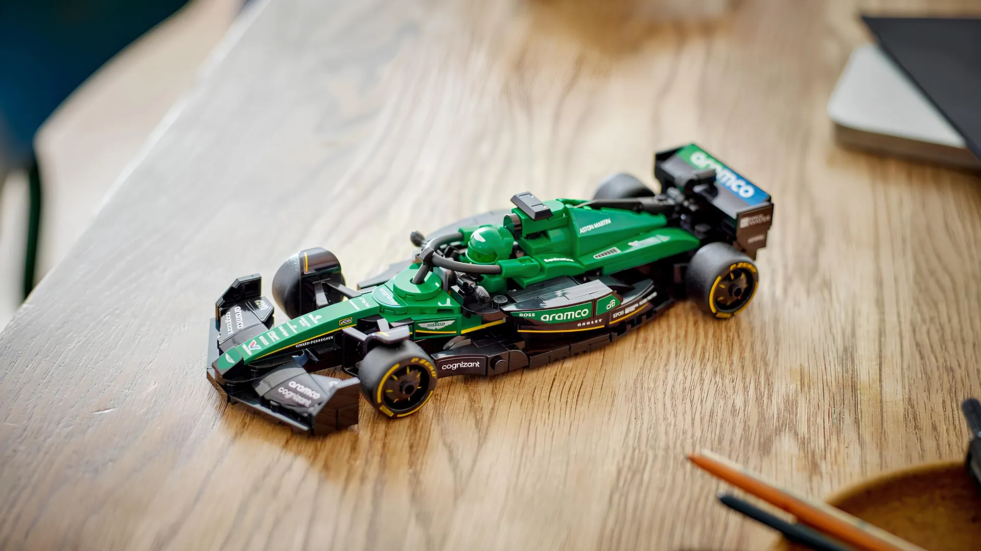 Конструктор LEGO Speed Champions Гоночный автомобиль Aston Martin Aramco F1 AMR24 (77245)