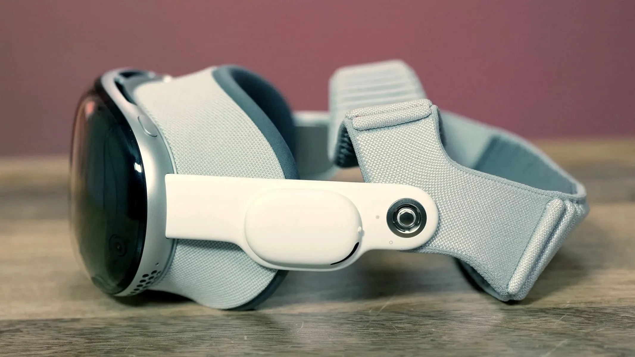 Apple Vision Pro на столі