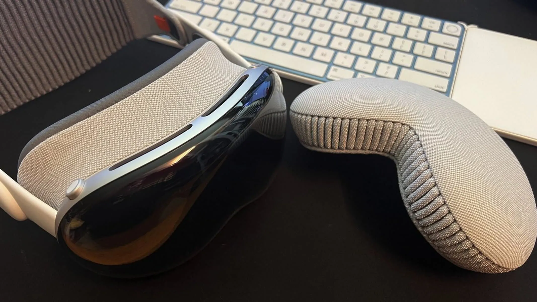 Apple Vision Pro на робочому столі