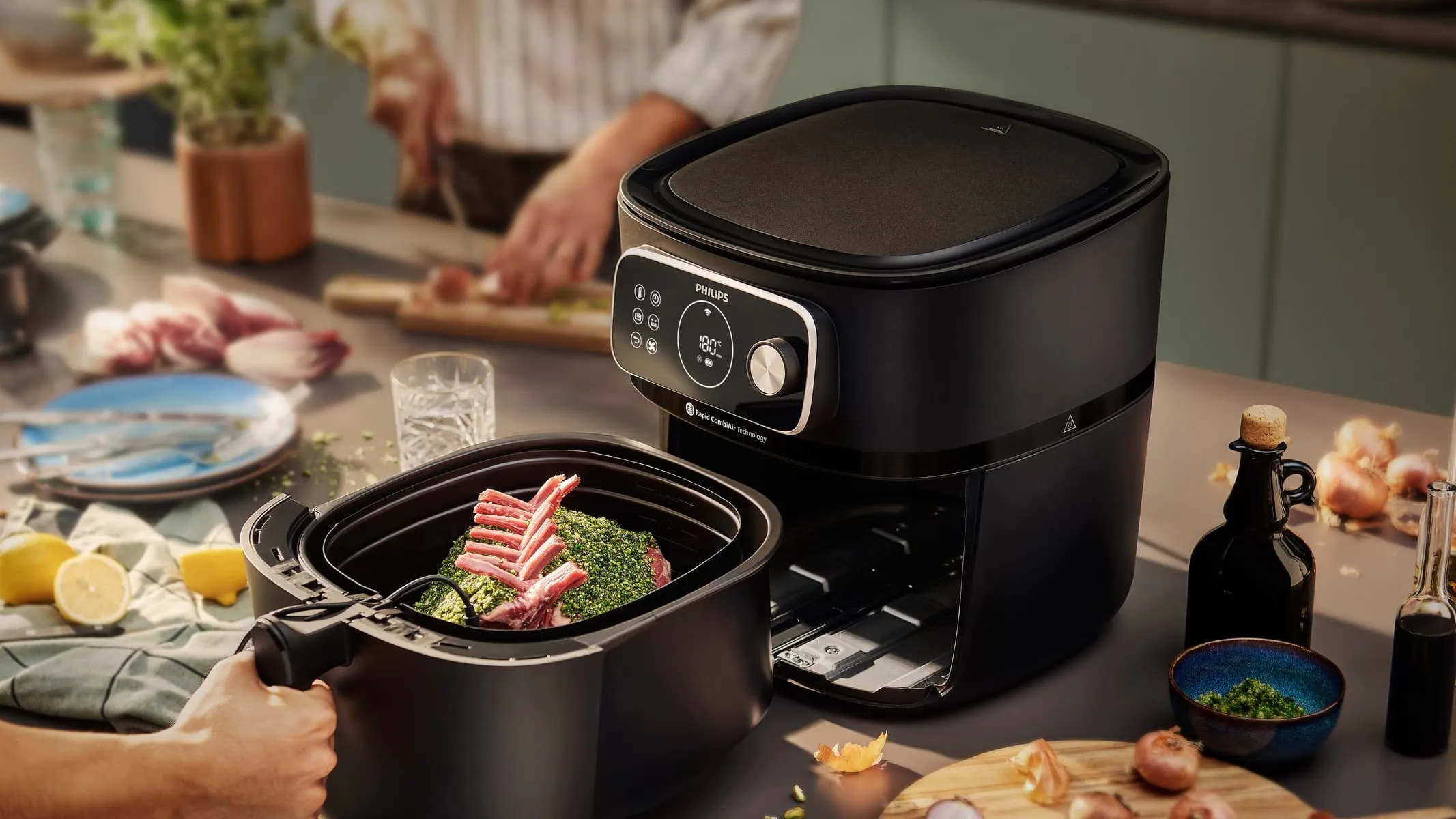 Philips Ovi Combi Connected на столі поруч із готовою стравою