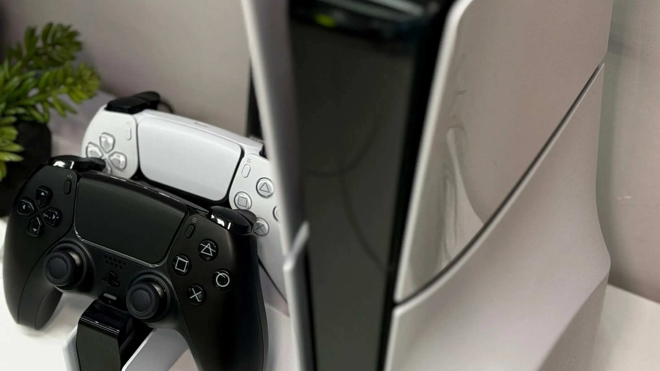  Sony PlayStation 5 Slim на столе с современным интерьером