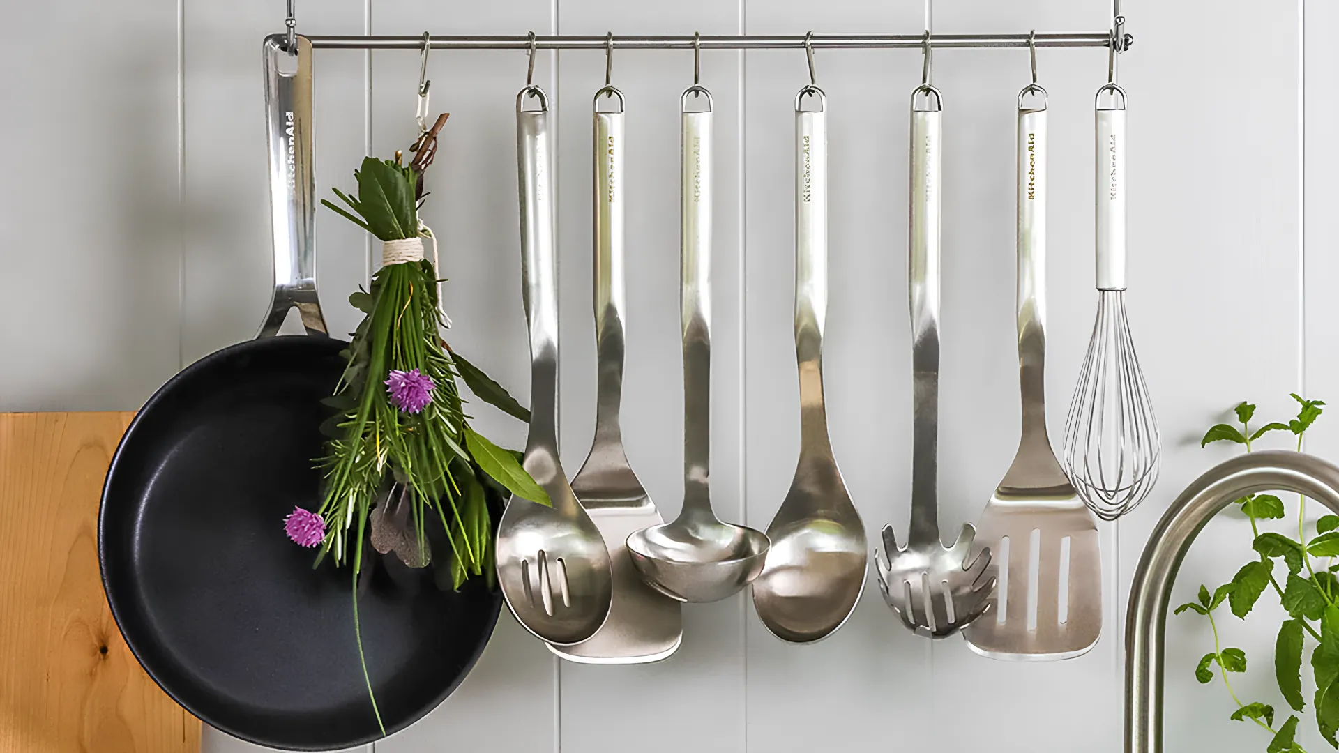 Лопатка кухонна з прорізами KitchenAid Premium 34.6 см (Silver) (KMG002OHSS)