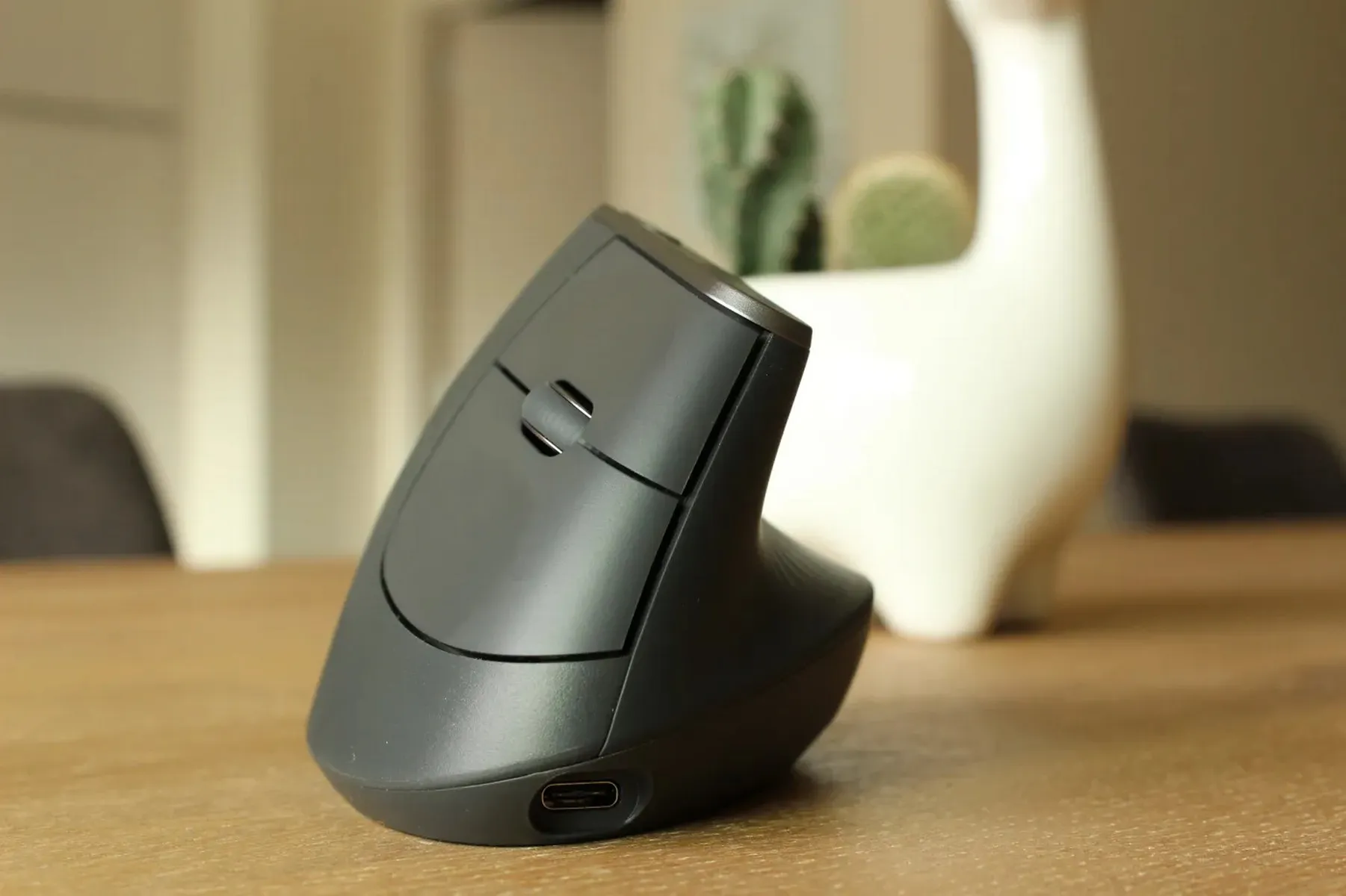 Logitech MX Vertical на столі