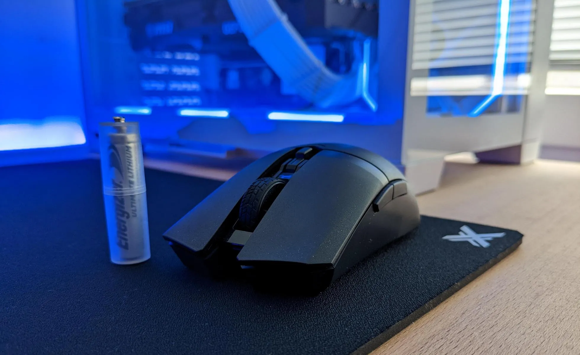 ASUS TUF Gaming M4 WL на столі