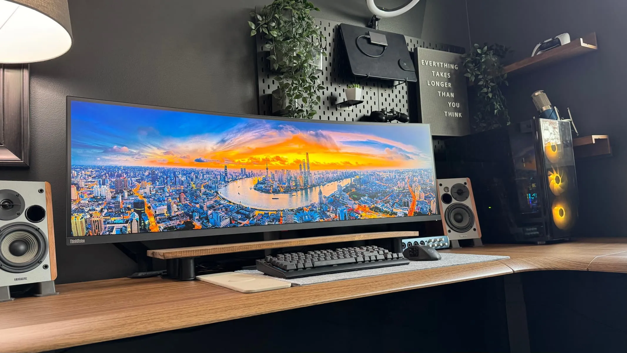 Lenovo 49" ThinkVision P49w-30  на столі