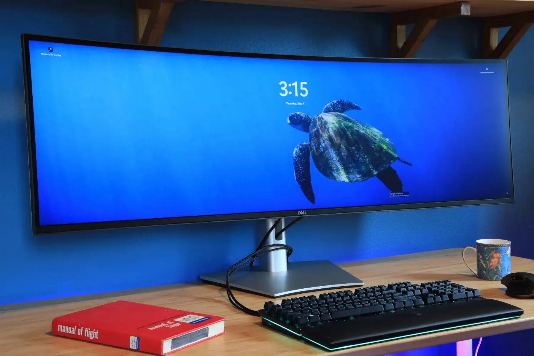 Dell 49" UltraSharp U4924DW на рабочем столе