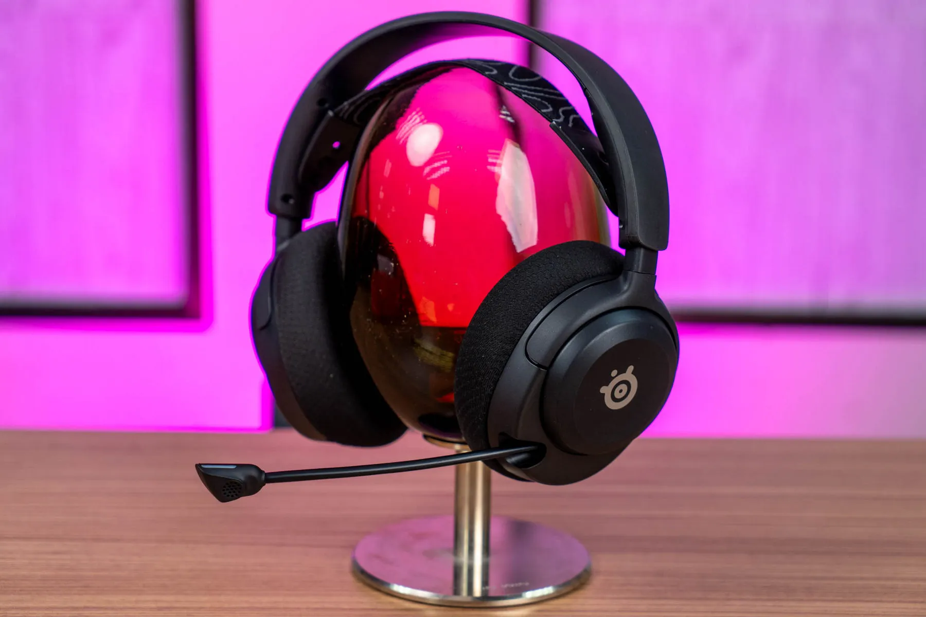 Навушники SteelSeries Arctis Nova 5 Wireless MultiPlatform на підставці