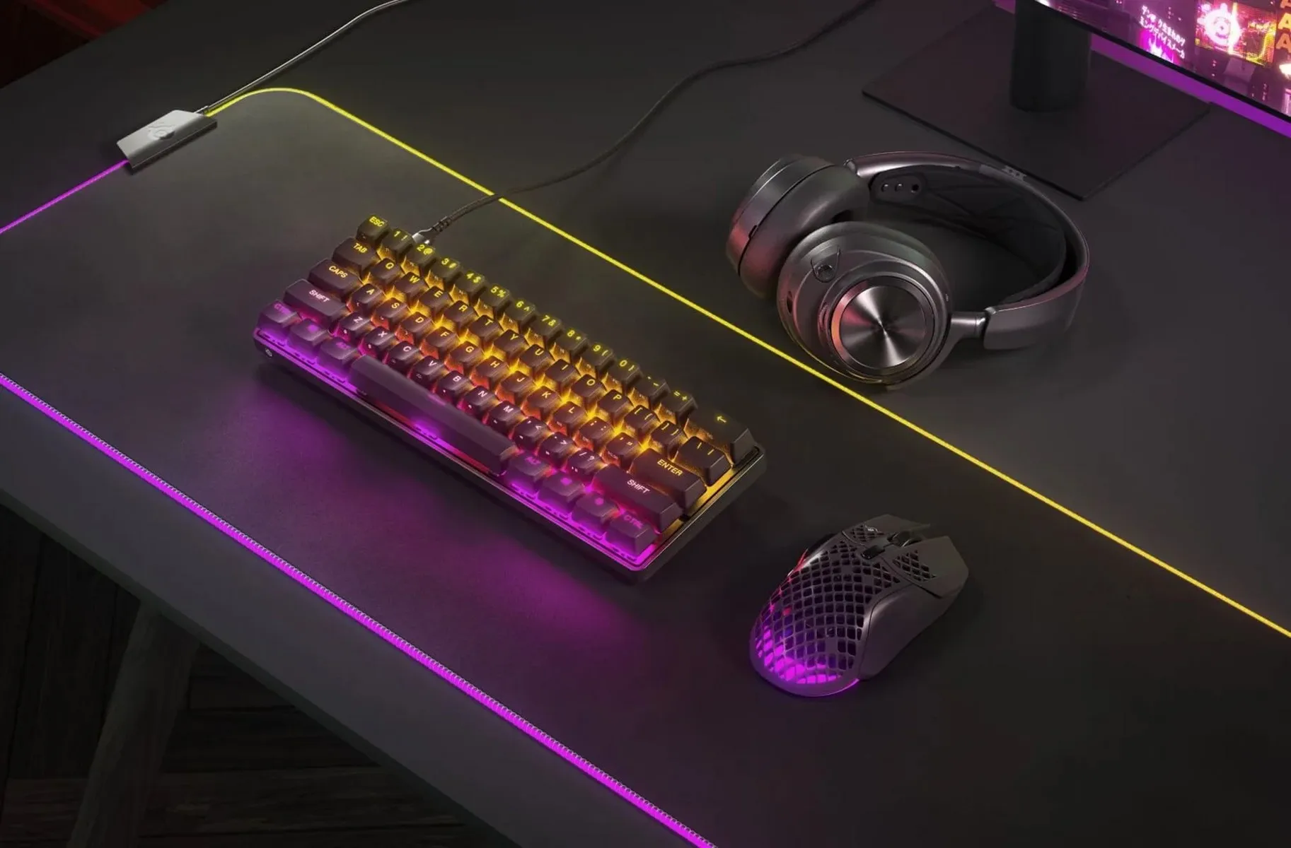 Клавіатура SteelSeries Apex на столе