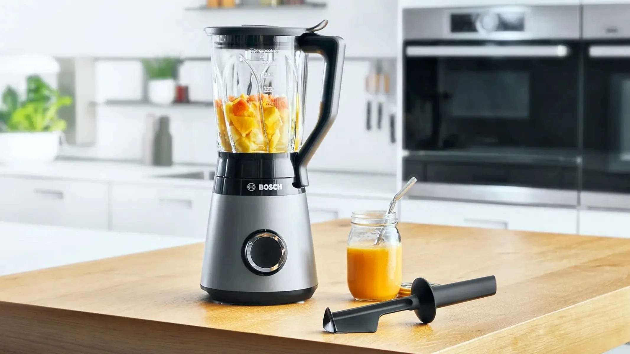 Блендер BOSCH MMB6172S4 на кухонному столі