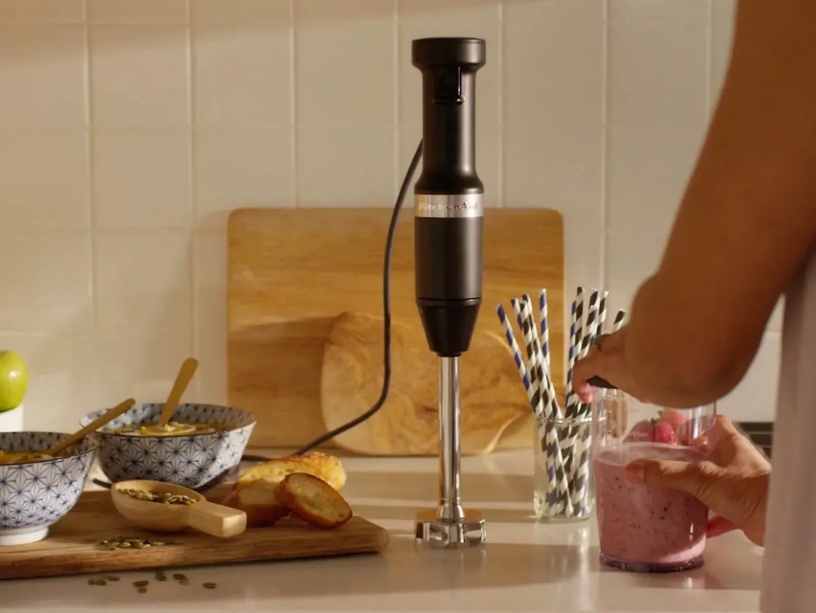 Блендер KitchenAid на кухонном столе