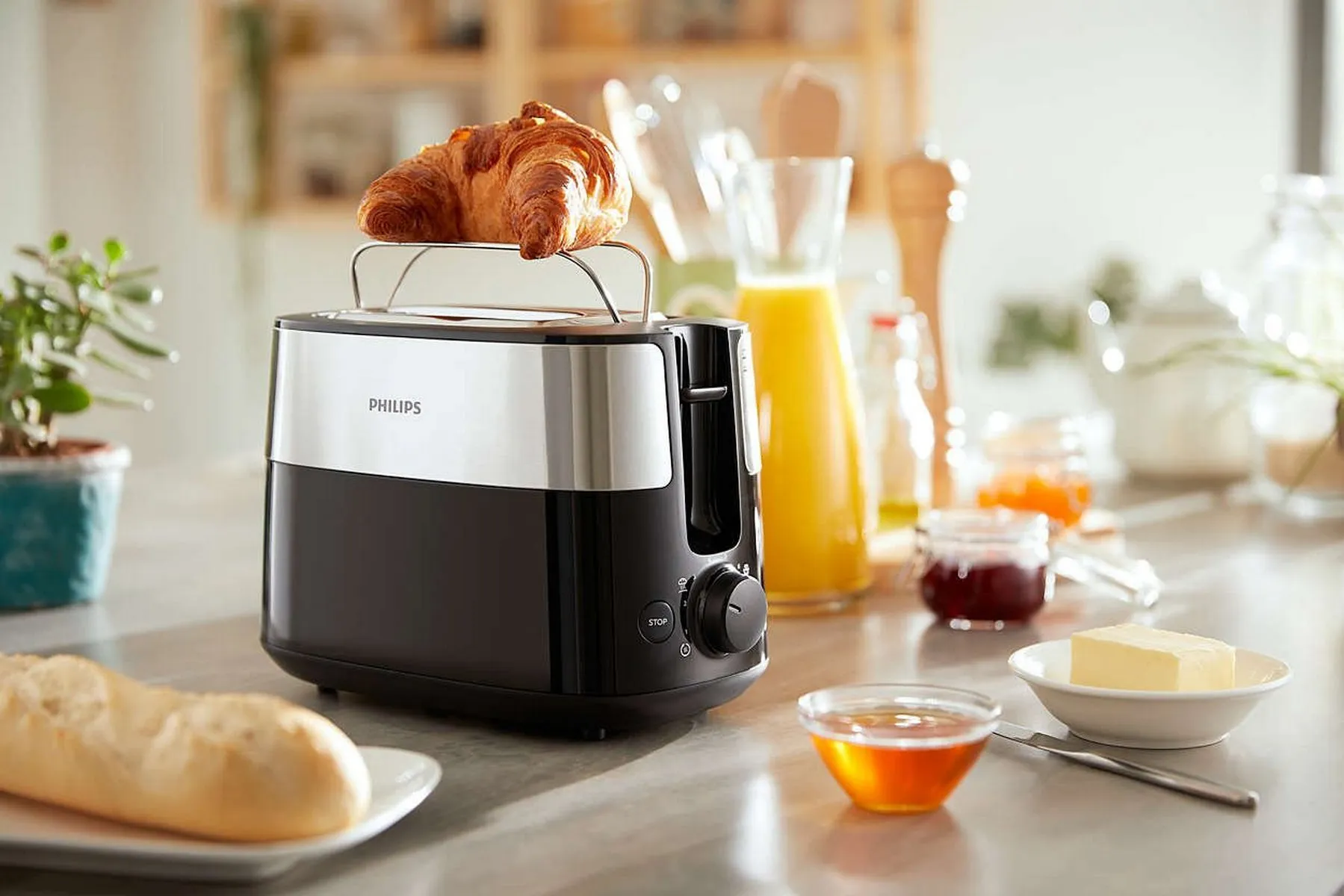Тостер Philips HD2516/90 на кухонном столе