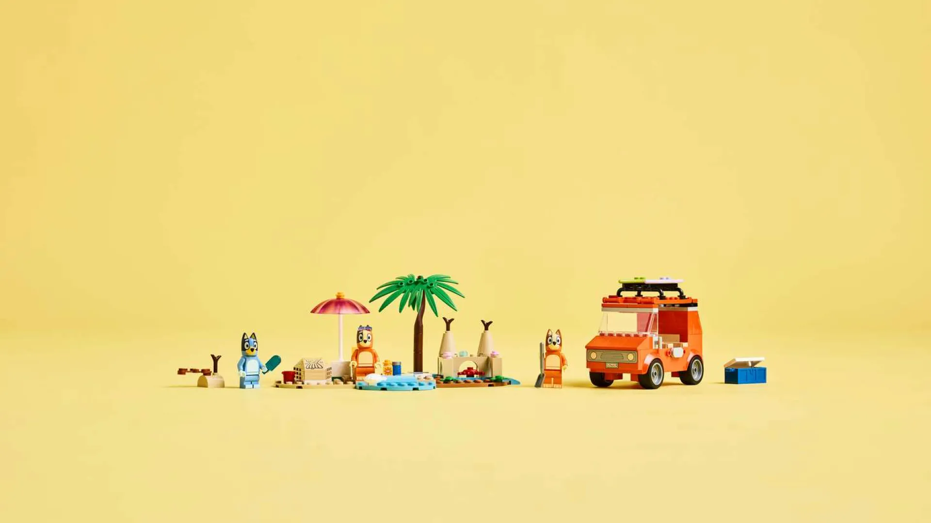 Конструктор LEGO Bluey Пляж и семейная поездка на автомобили Блуи (11202)