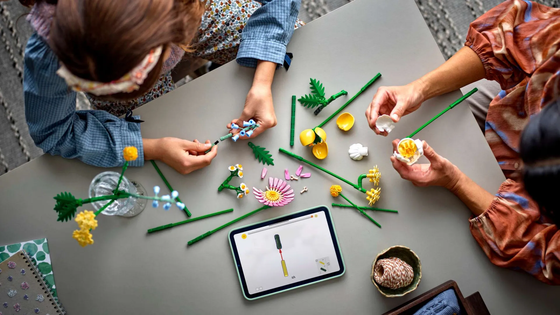 Конструктор LEGO Botanicals Миниатюрный солнечный букет (10347)