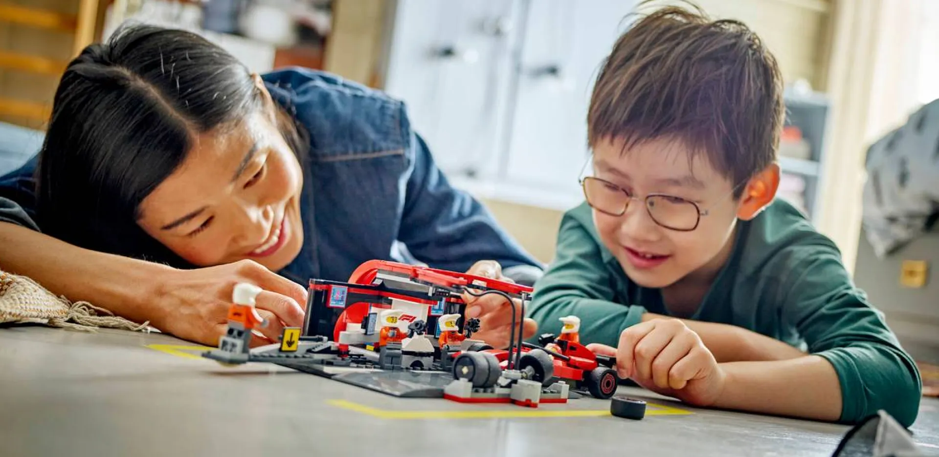 Конструктор LEGO City Піт-стоп і піт-екіпаж F1 з болідом Ferrari (60443)