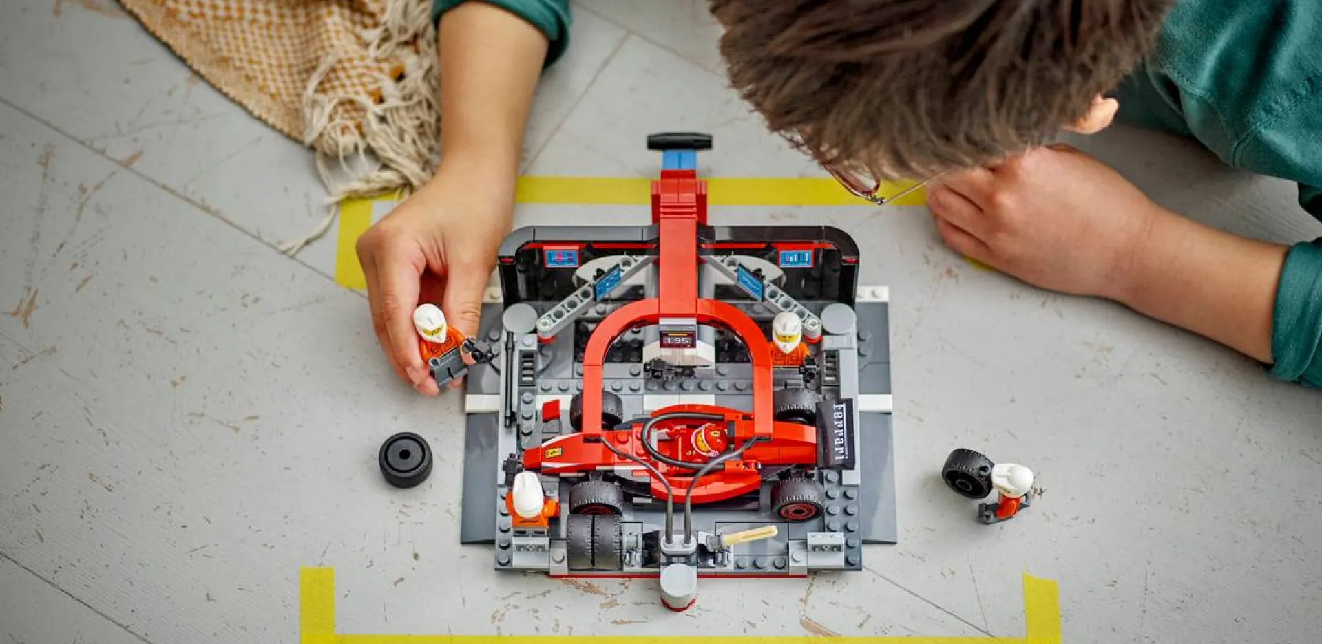 Конструктор LEGO City Піт-стоп і піт-екіпаж F1 з болідом Ferrari (60443)
