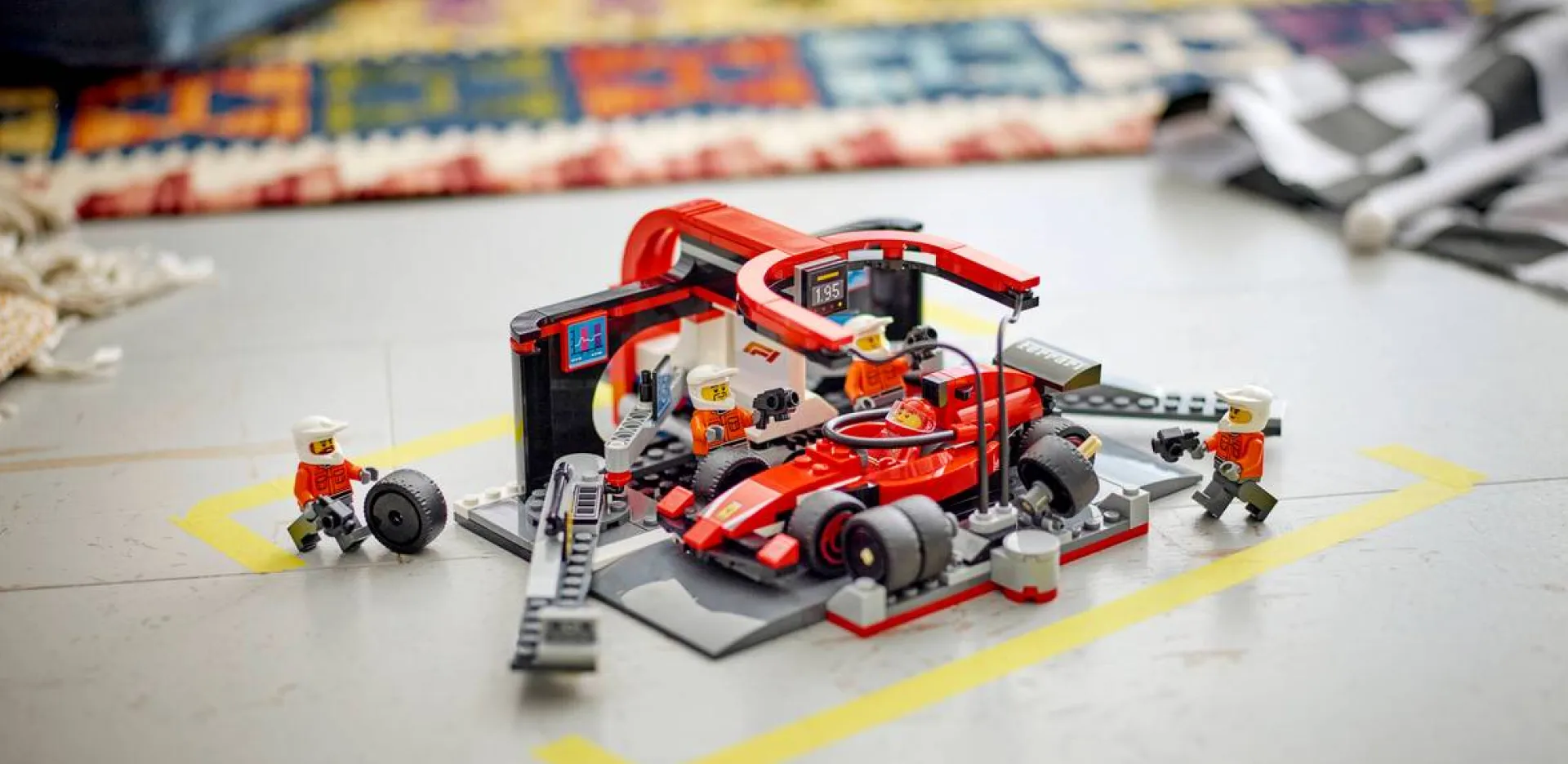 Конструктор LEGO City Піт-стоп і піт-екіпаж F1 з болідом Ferrari (60443)