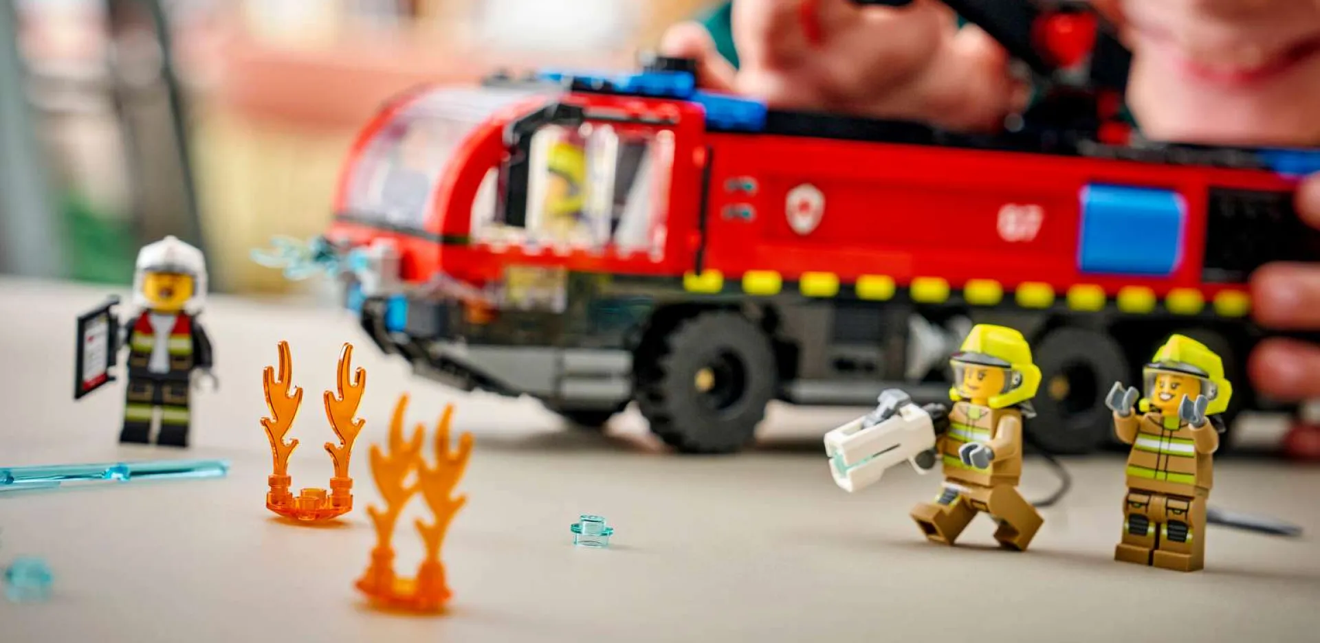 Конструктор LEGO City Пожарный грузовик в аэропорту (60499)