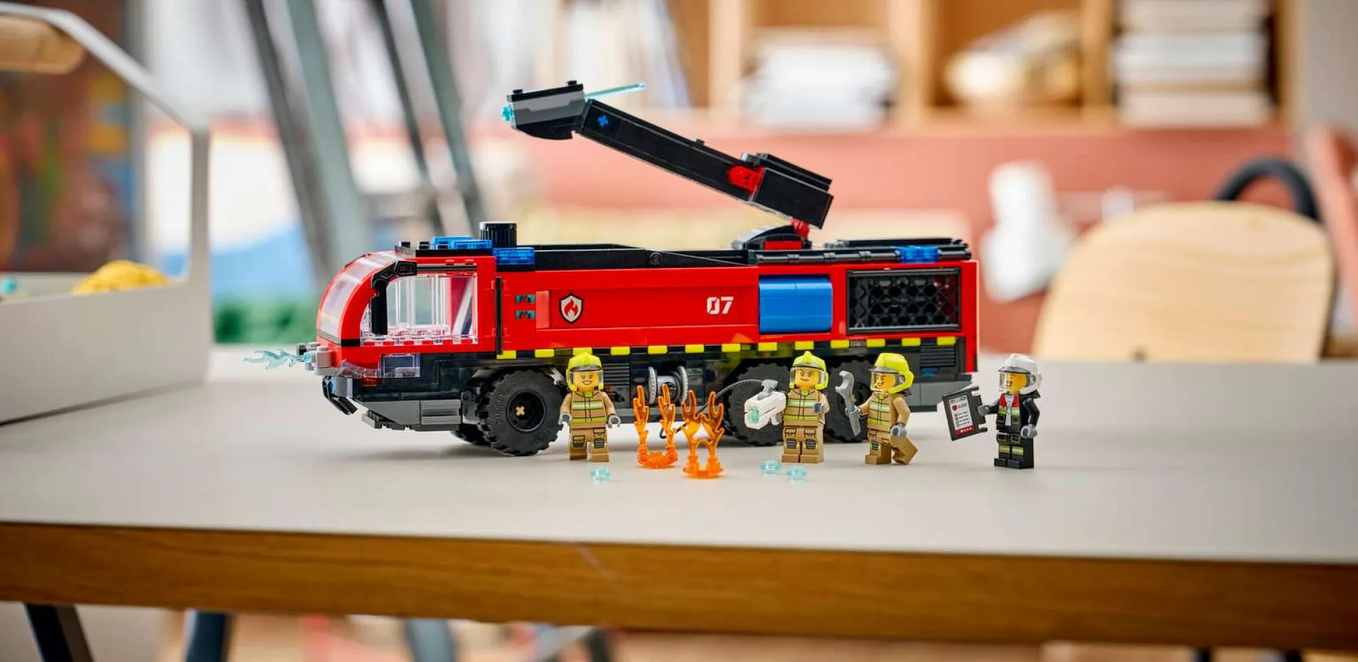 Конструктор LEGO City Пожарный грузовик в аэропорту (60499)