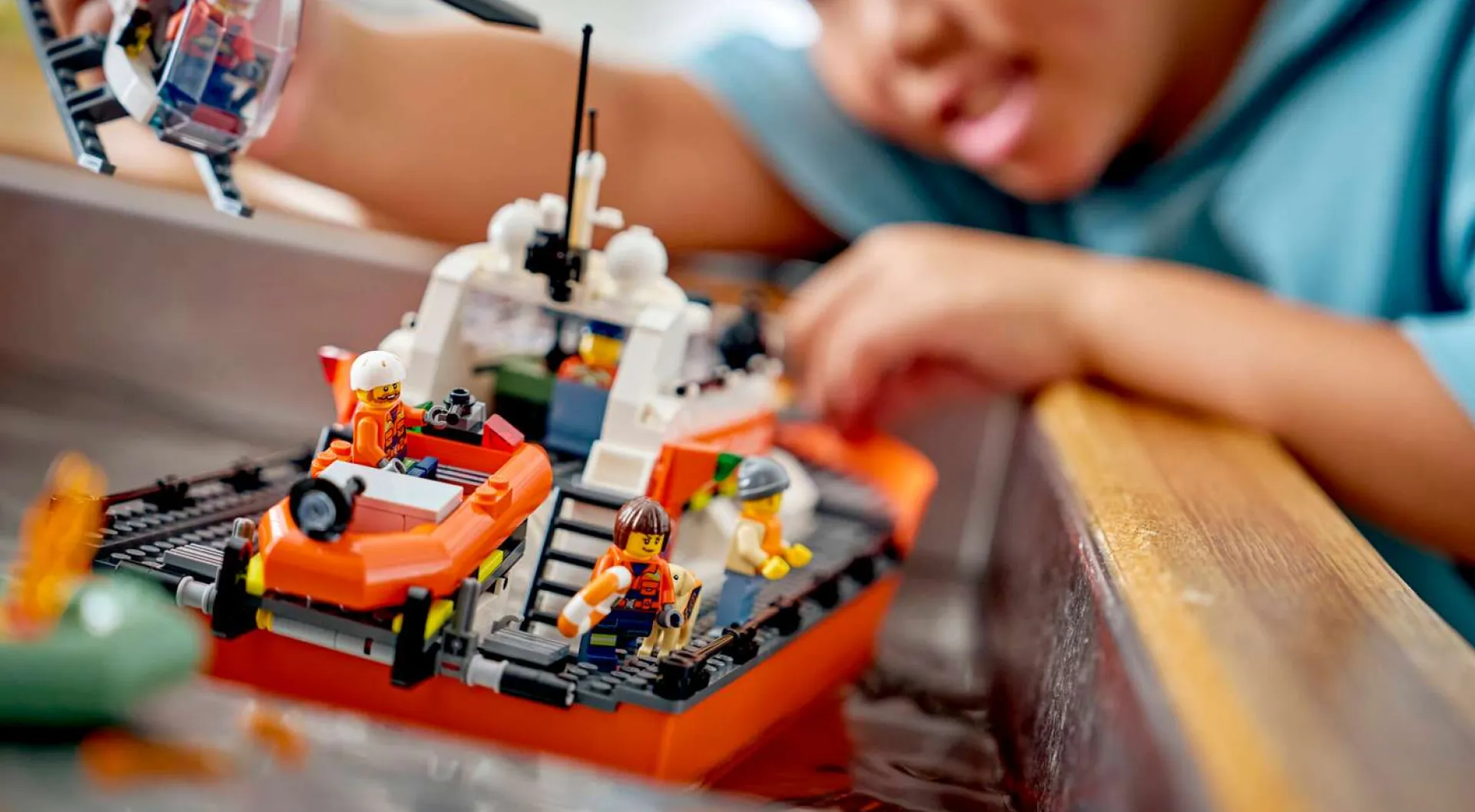 Конструктор LEGO City Спасательный катер и вертолёт береговой охраны (60504)