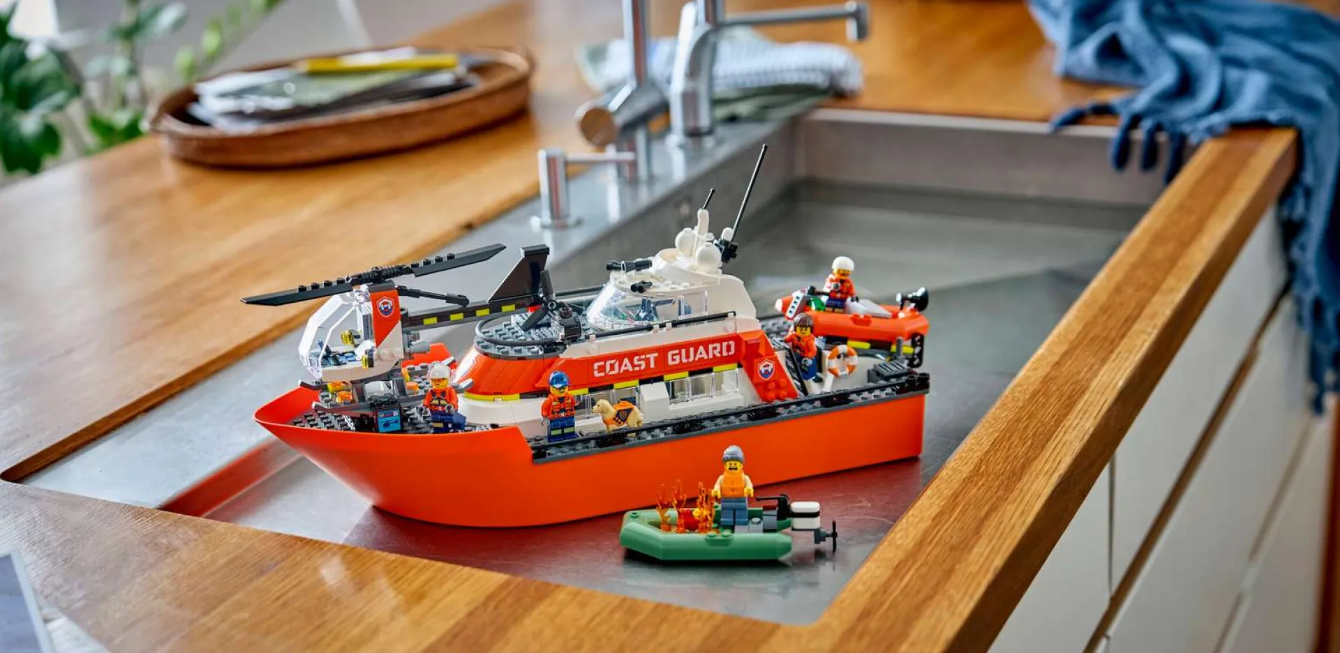 Конструктор LEGO City Спасательный катер и вертолёт береговой охраны (60504)