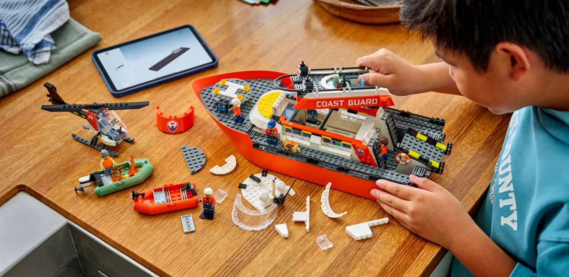 Конструктор LEGO City Спасательный катер и вертолёт береговой охраны (60504)