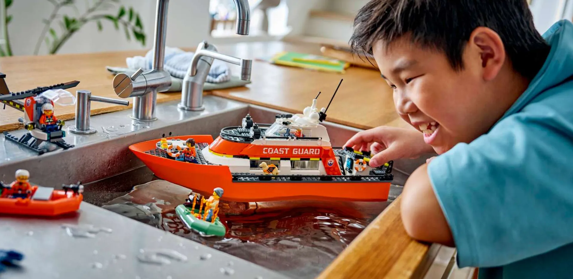 Конструктор LEGO City Спасательный катер и вертолёт береговой охраны (60504)