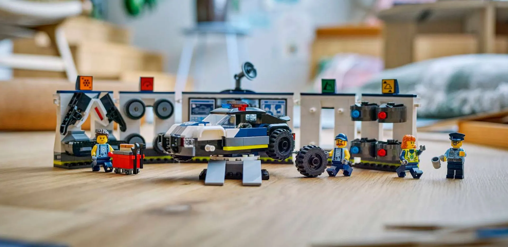 Конструктор LEGO City Специальный гараж для полицейских автомобилей (60457)