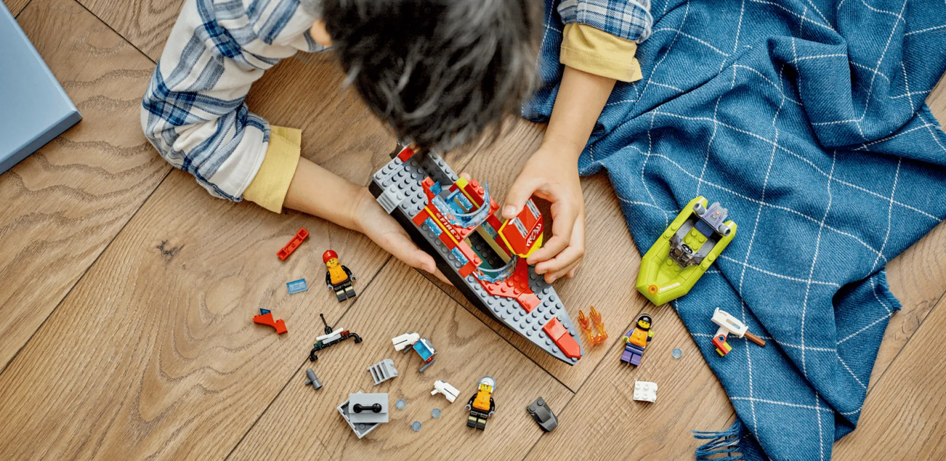 Конструктор LEGO City Лодка пожарной бригады (60373)