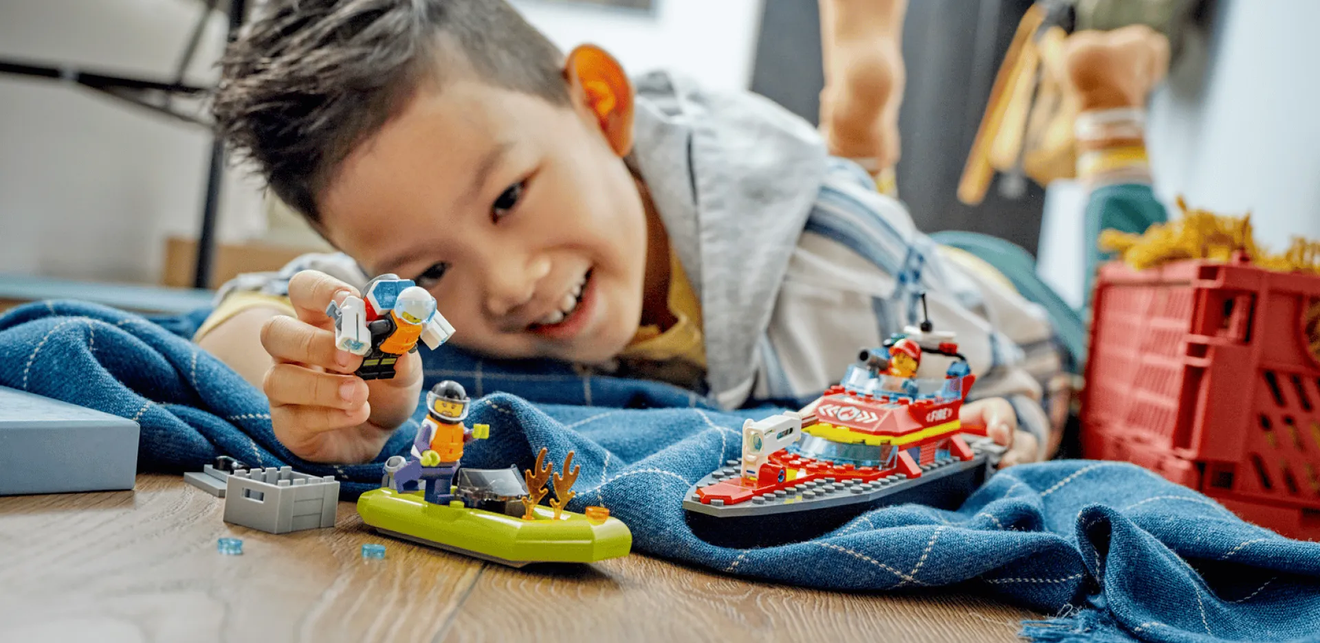 Конструктор LEGO City Лодка пожарной бригады (60373)