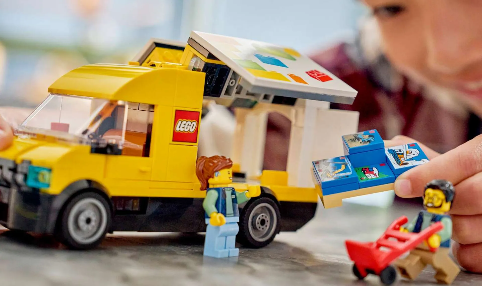 Конструктор LEGO City: Фургон LEGO (60500)