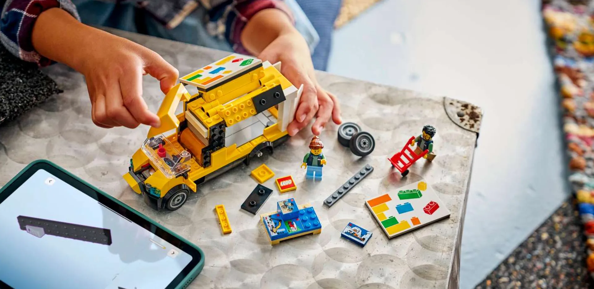 Конструктор LEGO City: Фургон LEGO (60500)