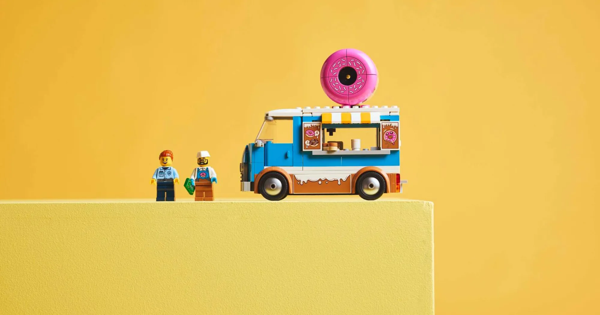 Конструктор LEGO City Грузовик с пончиками (60452)