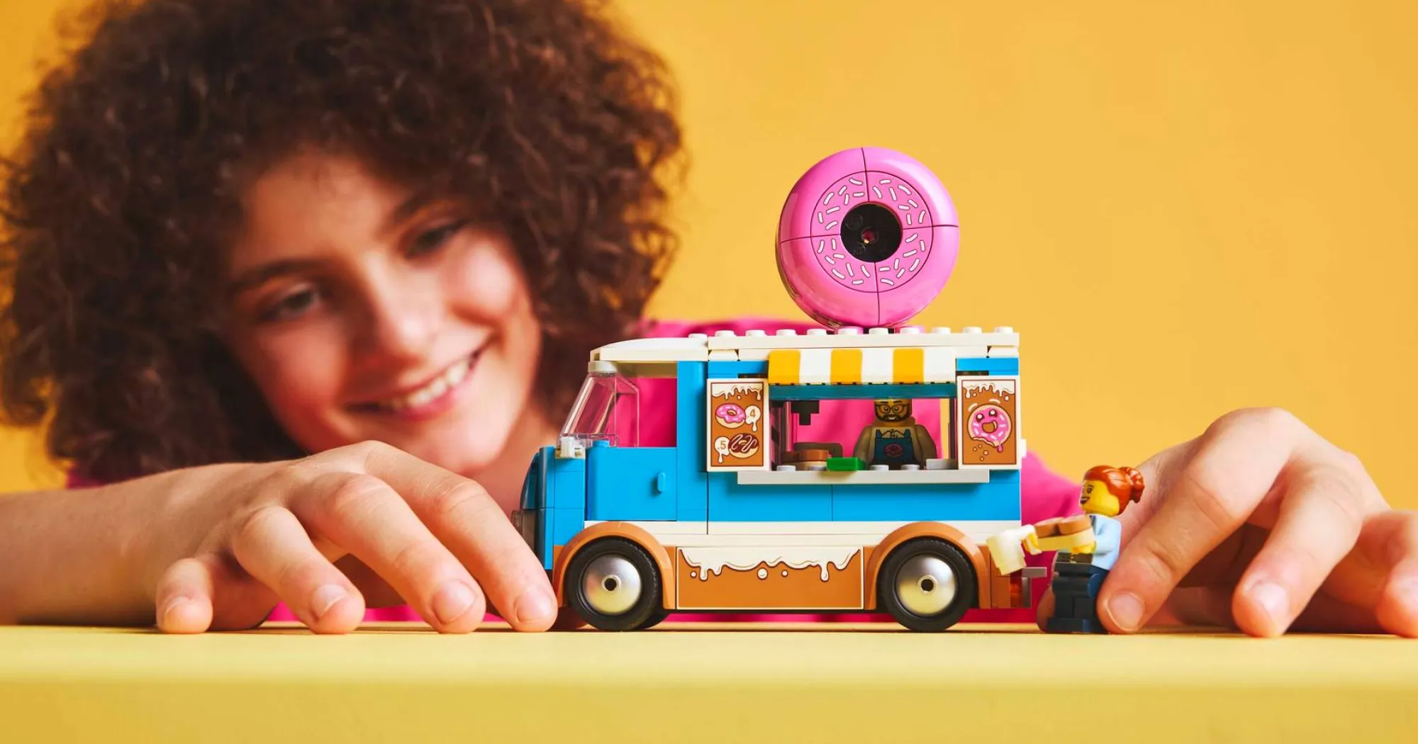 Конструктор LEGO City Грузовик с пончиками (60452)