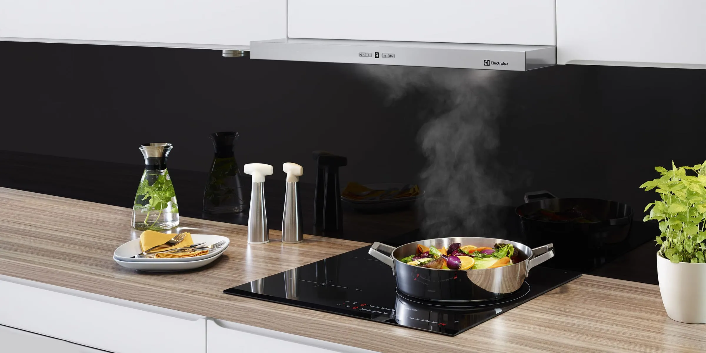 Вытяжка Electrolux над варочной поверхностью