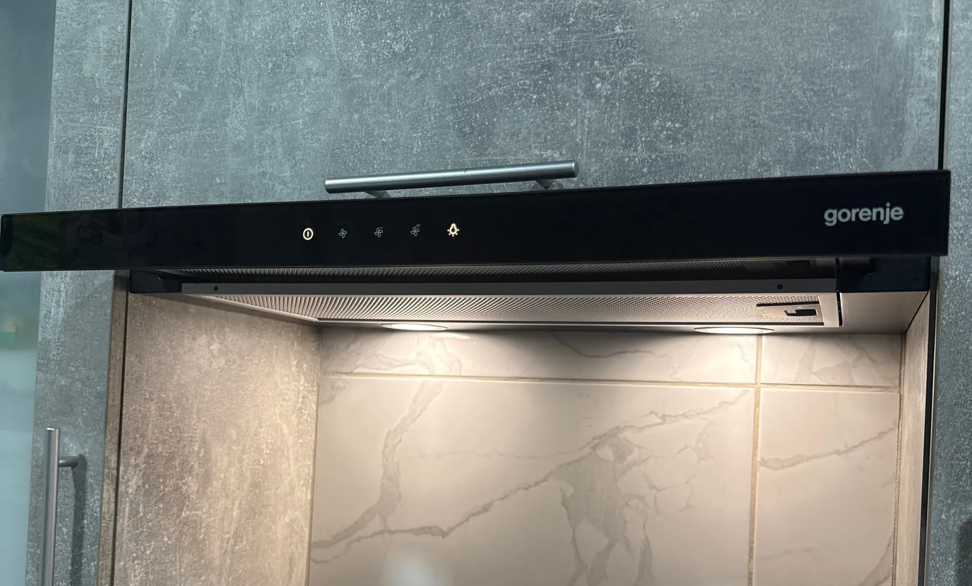 Вытяжка Gorenje на кухне