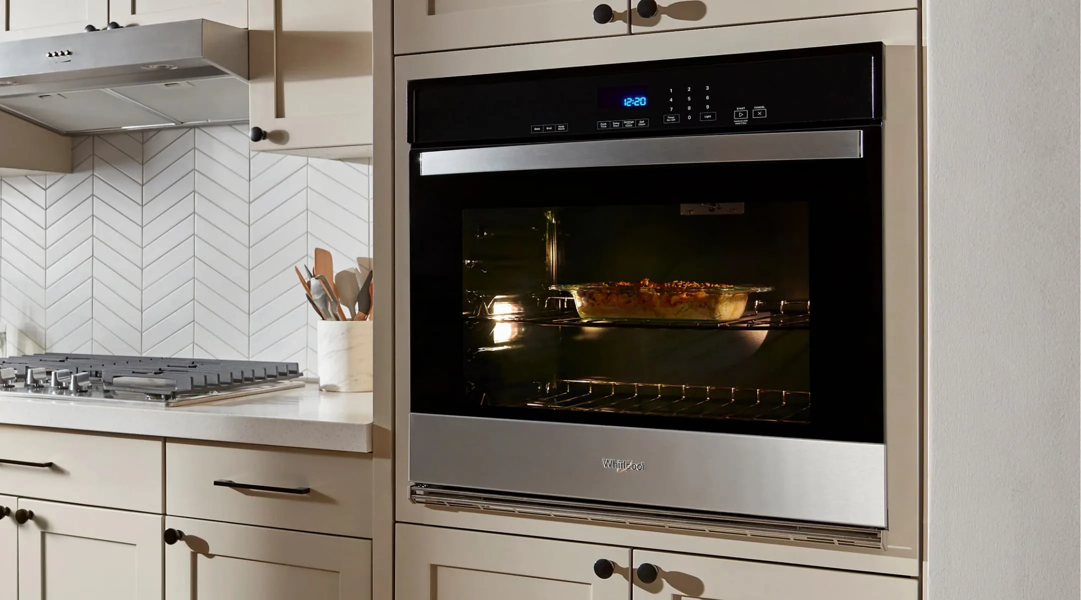 Духовой шкаф Whirlpool на современной кухне