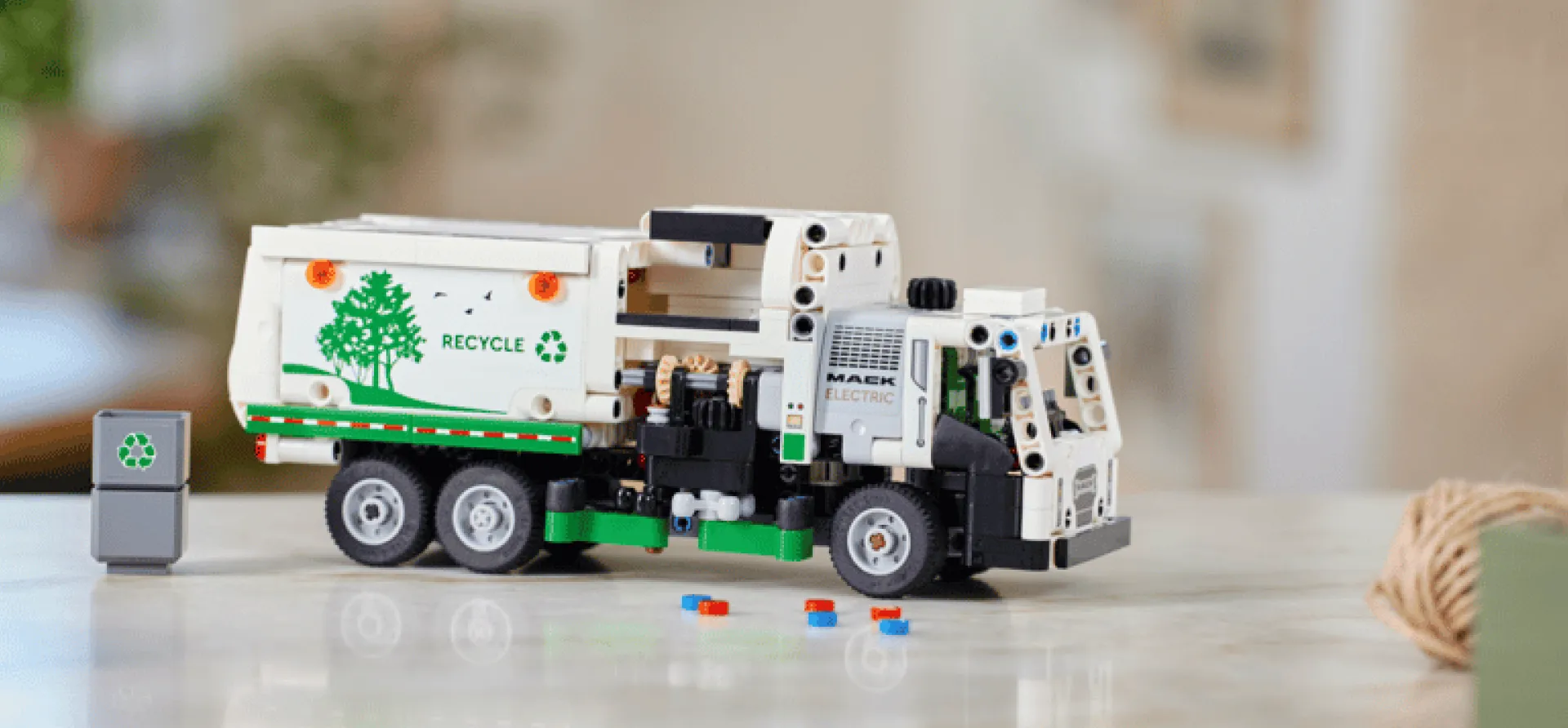 Конструктор LEGO Technic Сміттєвоз Mack LR Electric (42167)