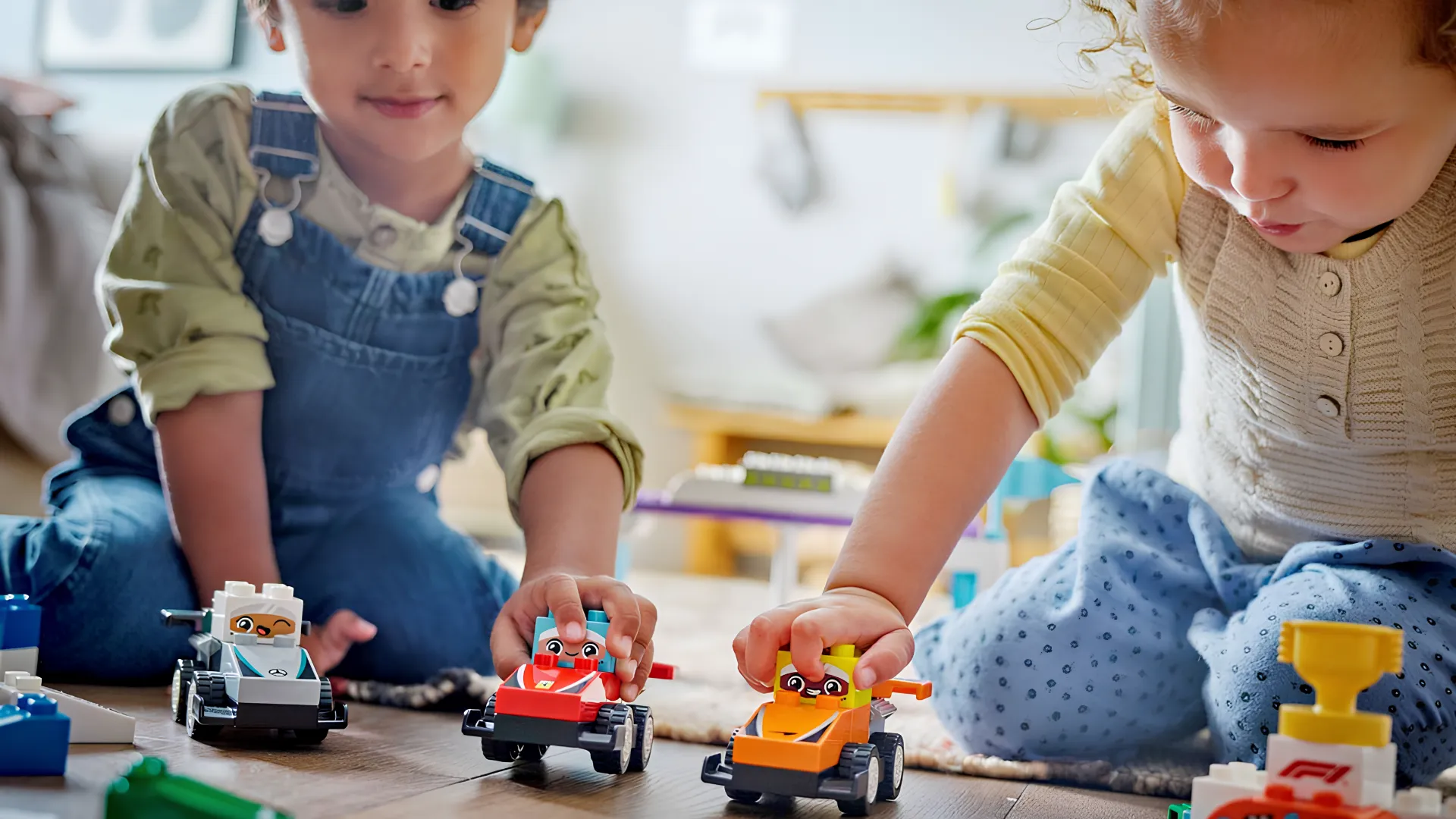 Конструктор LEGO DUPLO Автомобілі для перегонів і пілоти команд Формули-1 (10445)