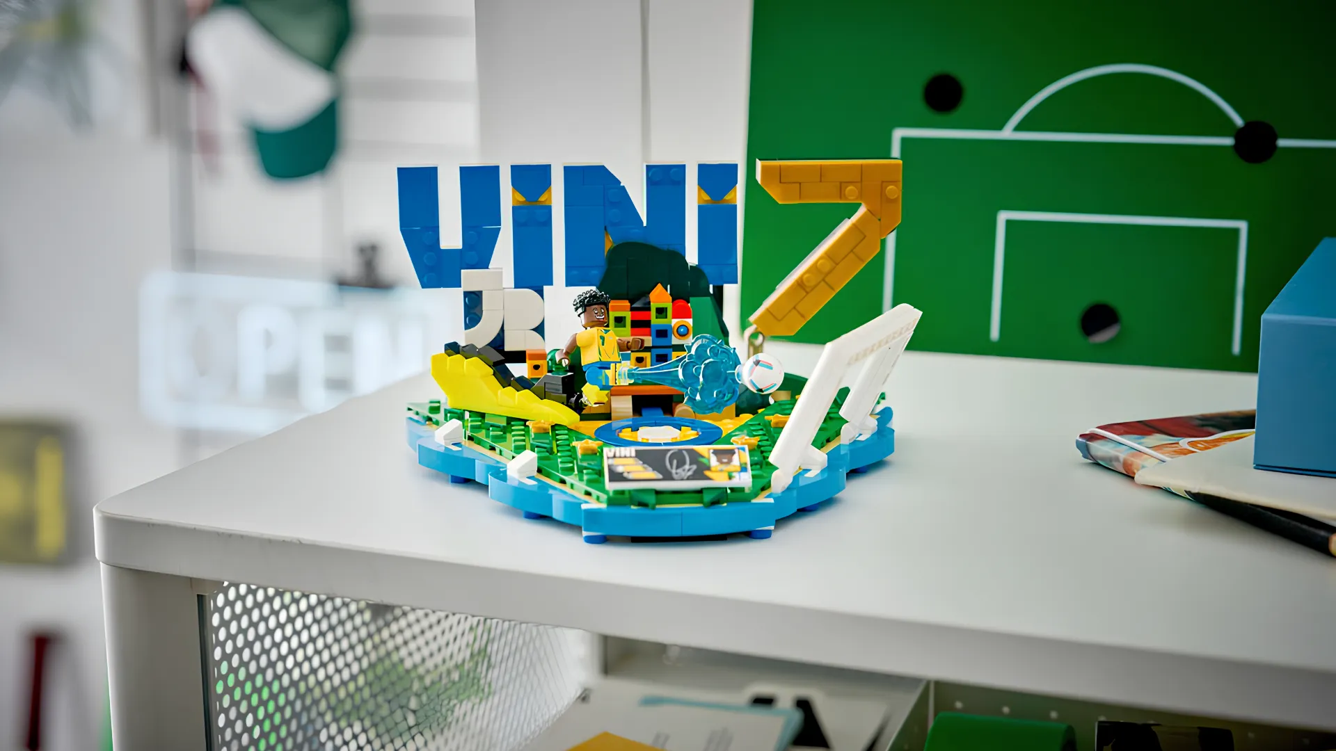 Конструктор LEGO Editions Винисиус Жуниор — лучшие моменты футбольных матчей (43027)