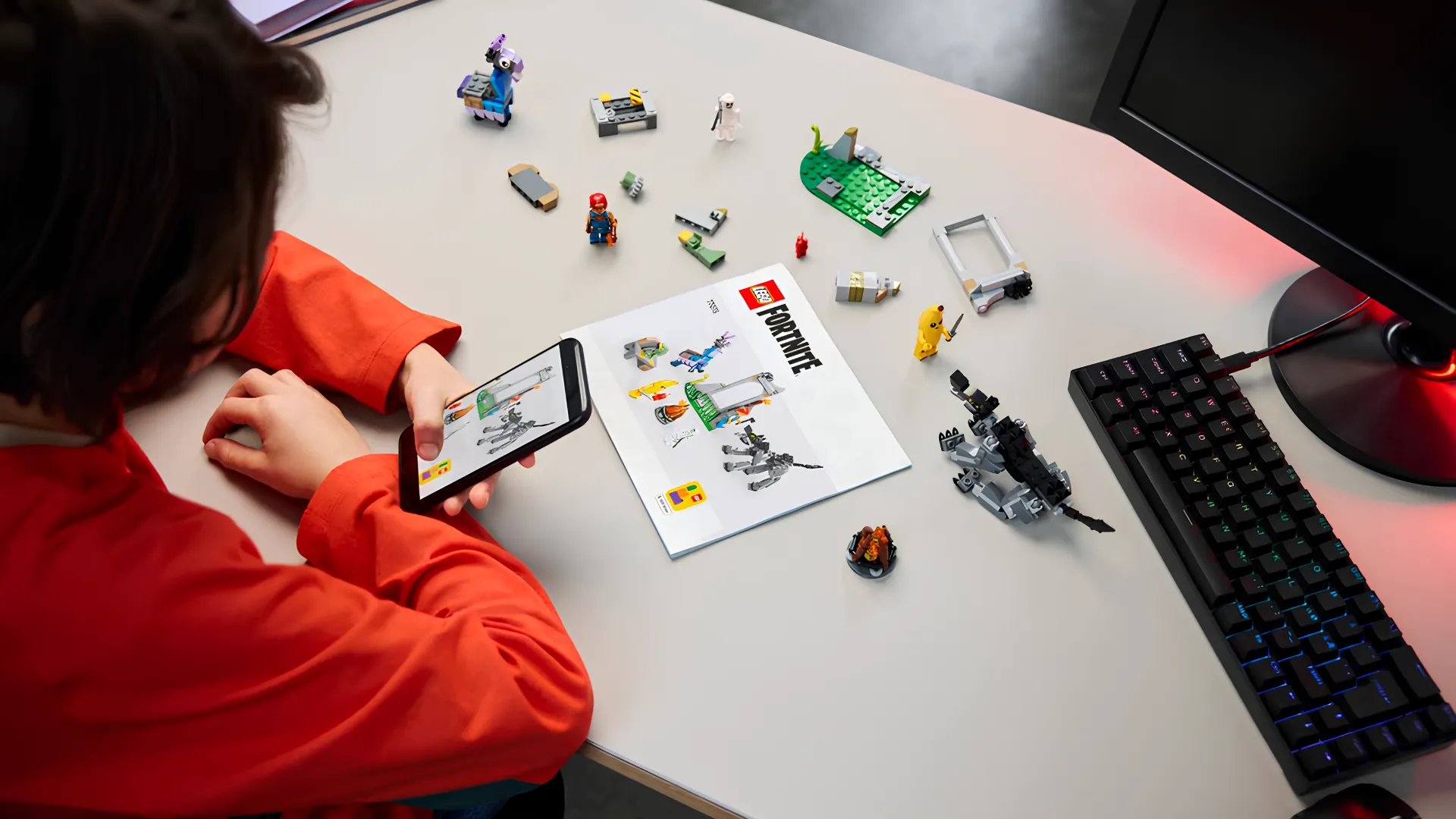 Конструктор LEGO Fortnite Лагерь Peely и Sparkplug (77075)