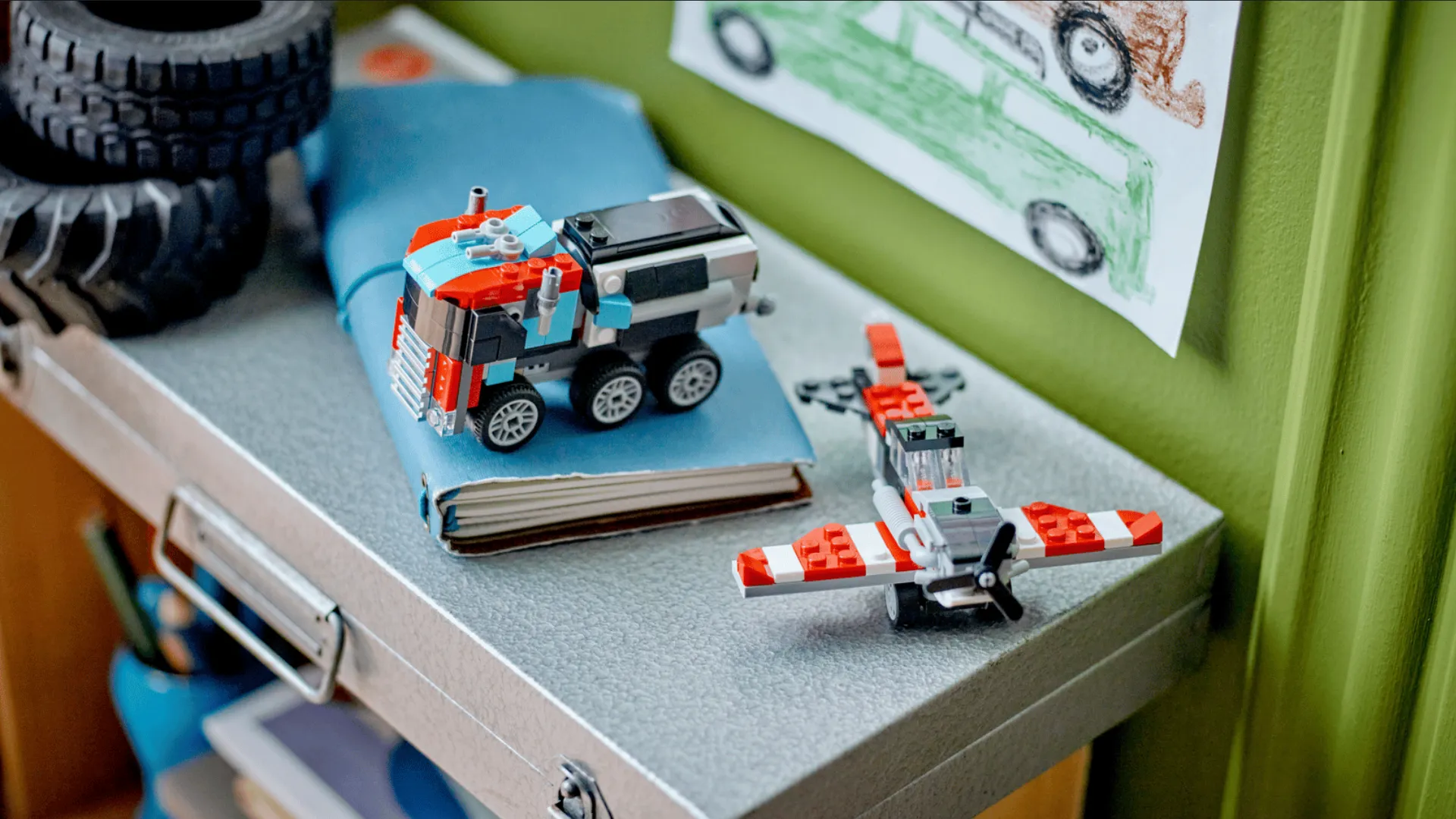 Конструктор LEGO Creator Бортова вантажівка з гелікоптером (31146)