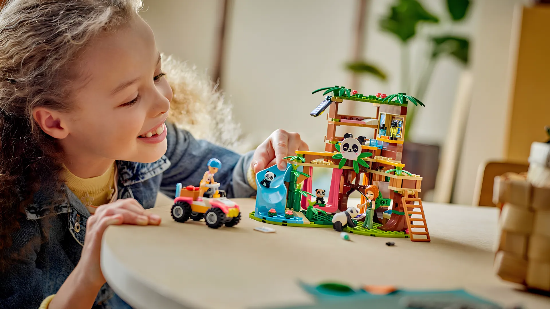 Конструктор LEGO Friends Догляд за тваринами в заповіднику панд (42648)