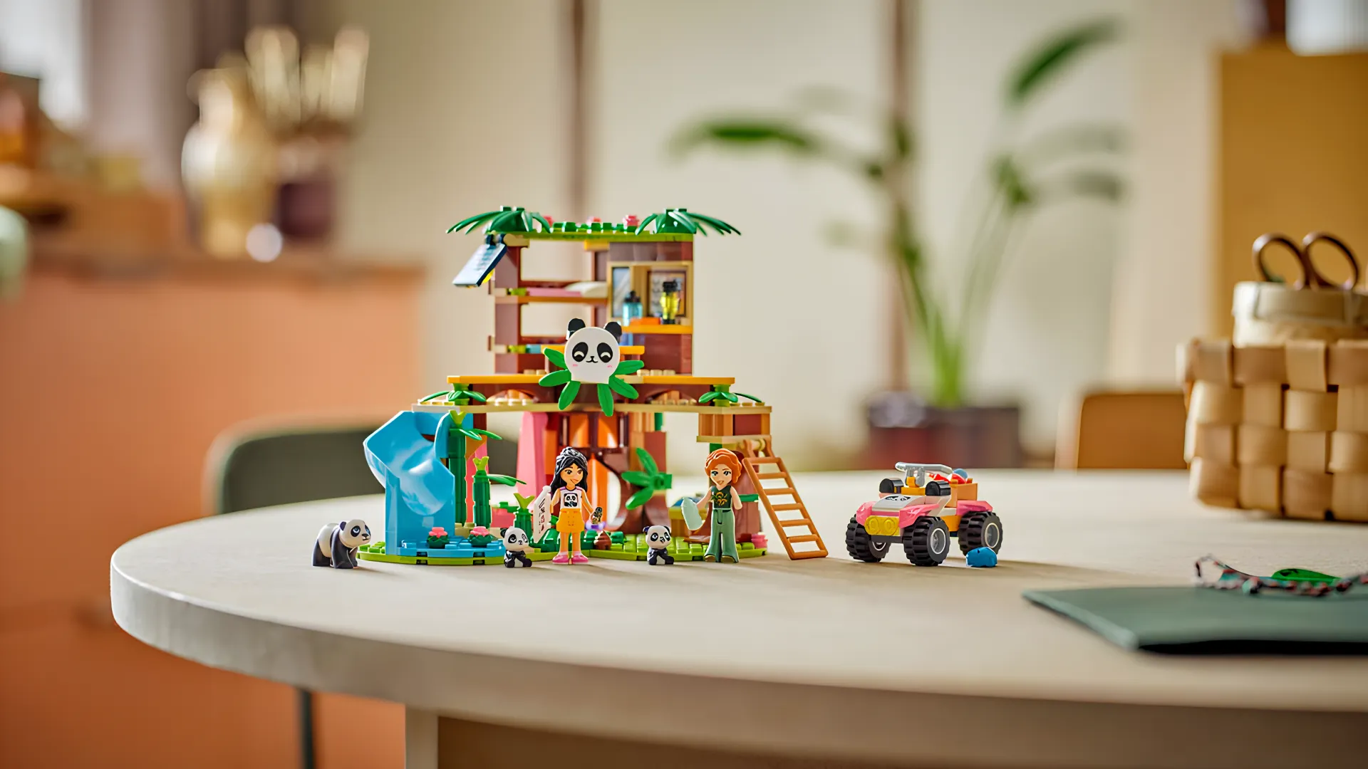 Конструктор LEGO Friends Догляд за тваринами в заповіднику панд (42648)