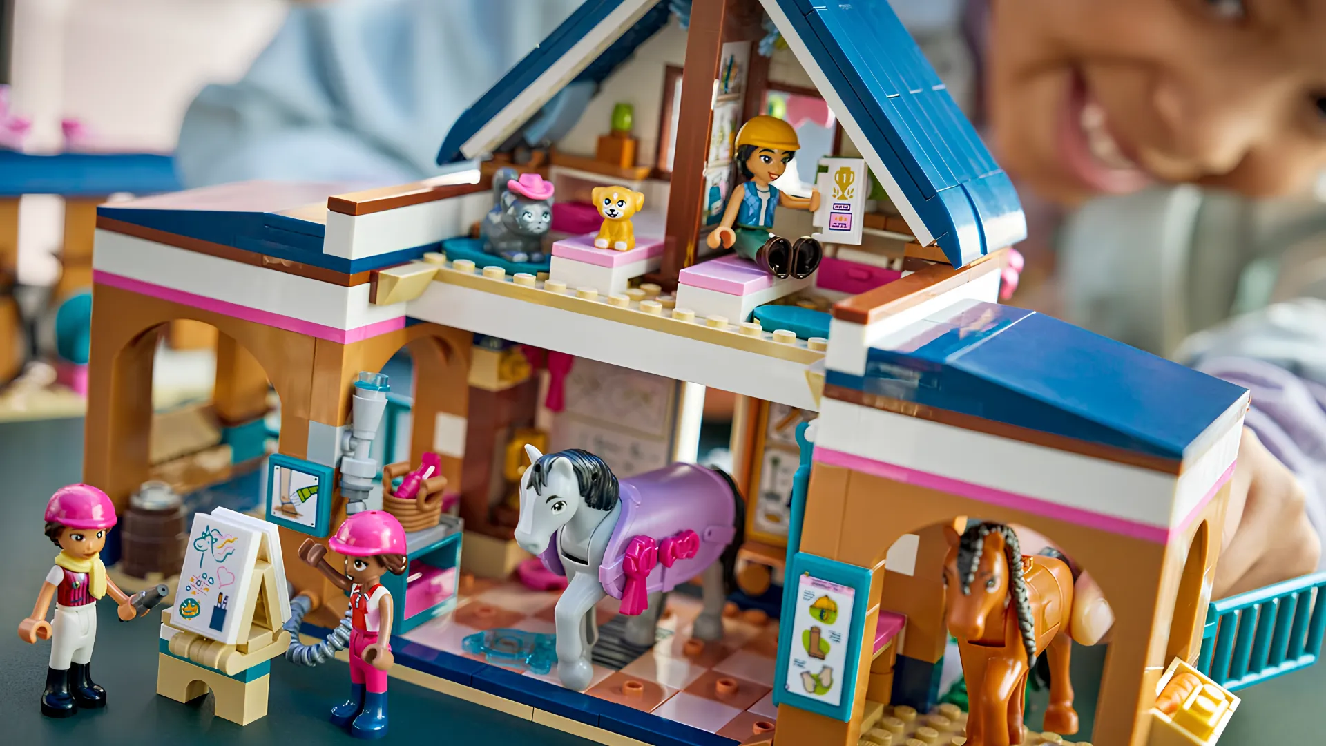 Конструктор LEGO Friends Конюшня и академия верховой езды (42688)