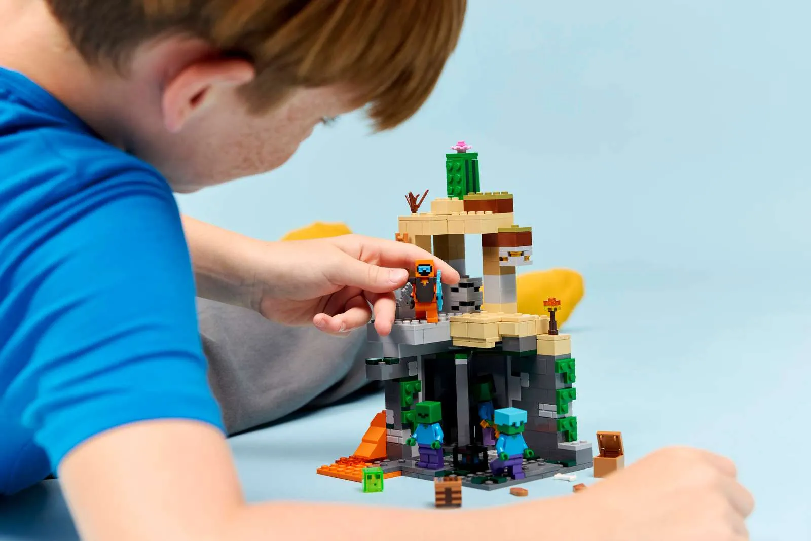 Конструктор LEGO Minecraft Подземелье зомби (21587)
