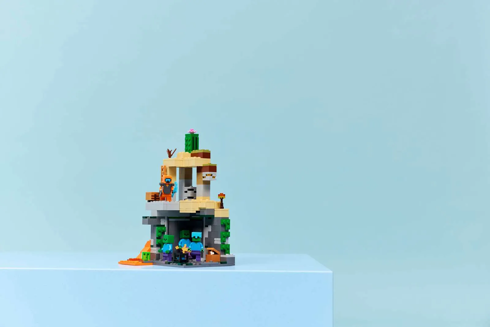 Конструктор LEGO Minecraft Подземелье зомби (21587)