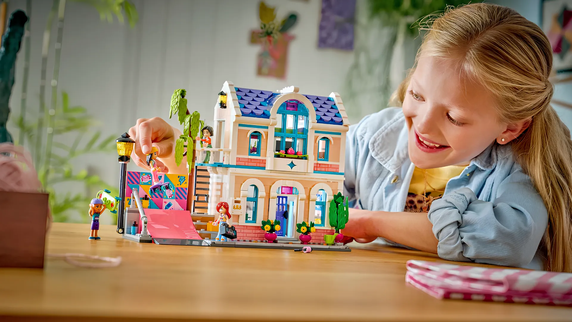 Конструктор LEGO Friends Родинний дім Ліан (42687)