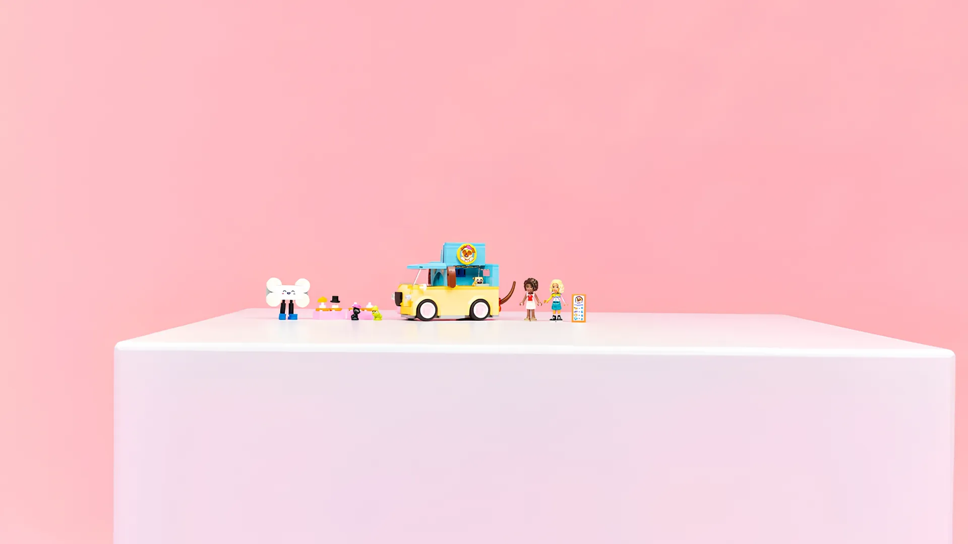 Конструктор LEGO Friends Фургон с аксессуарами для питомцев (42678)