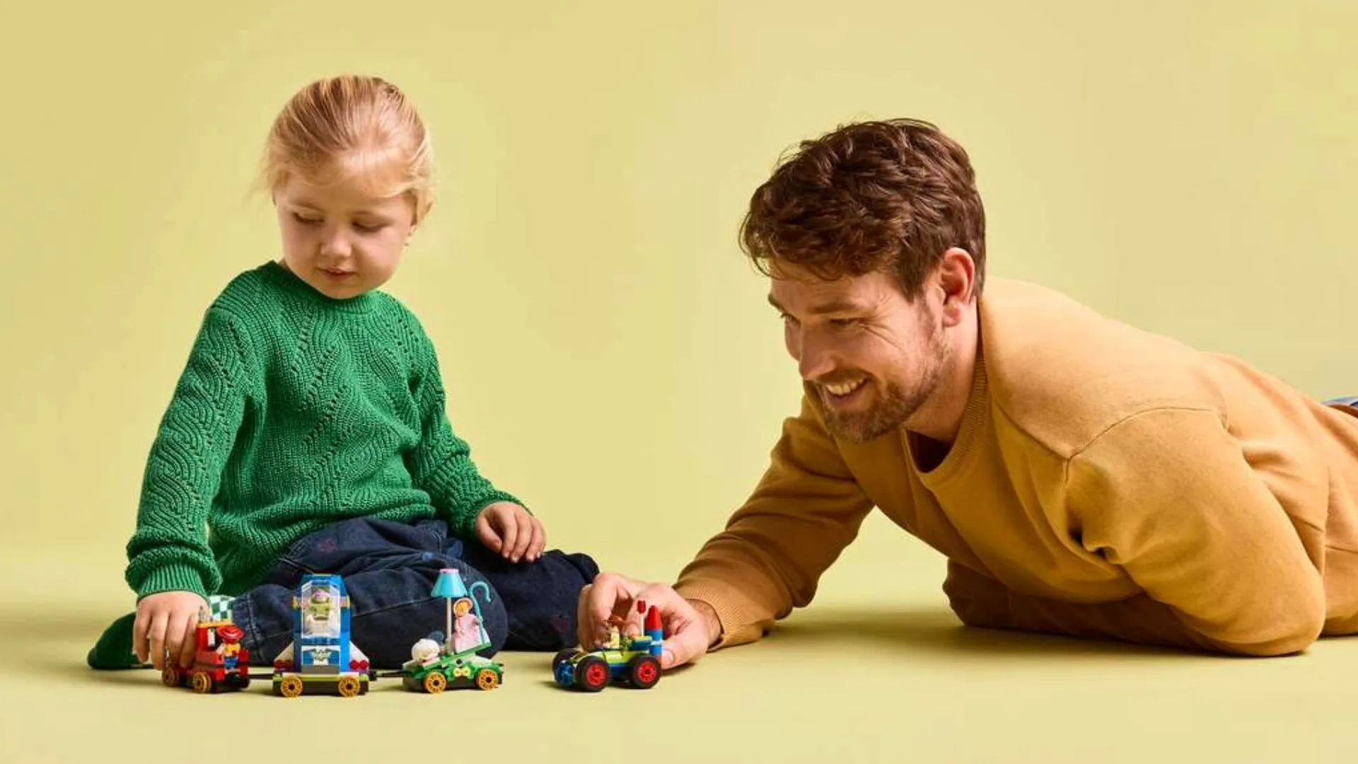 Конструктор LEGO Disney та Pixar Святкування з Історії Іграшок потяг і авто для перегонів (43264)