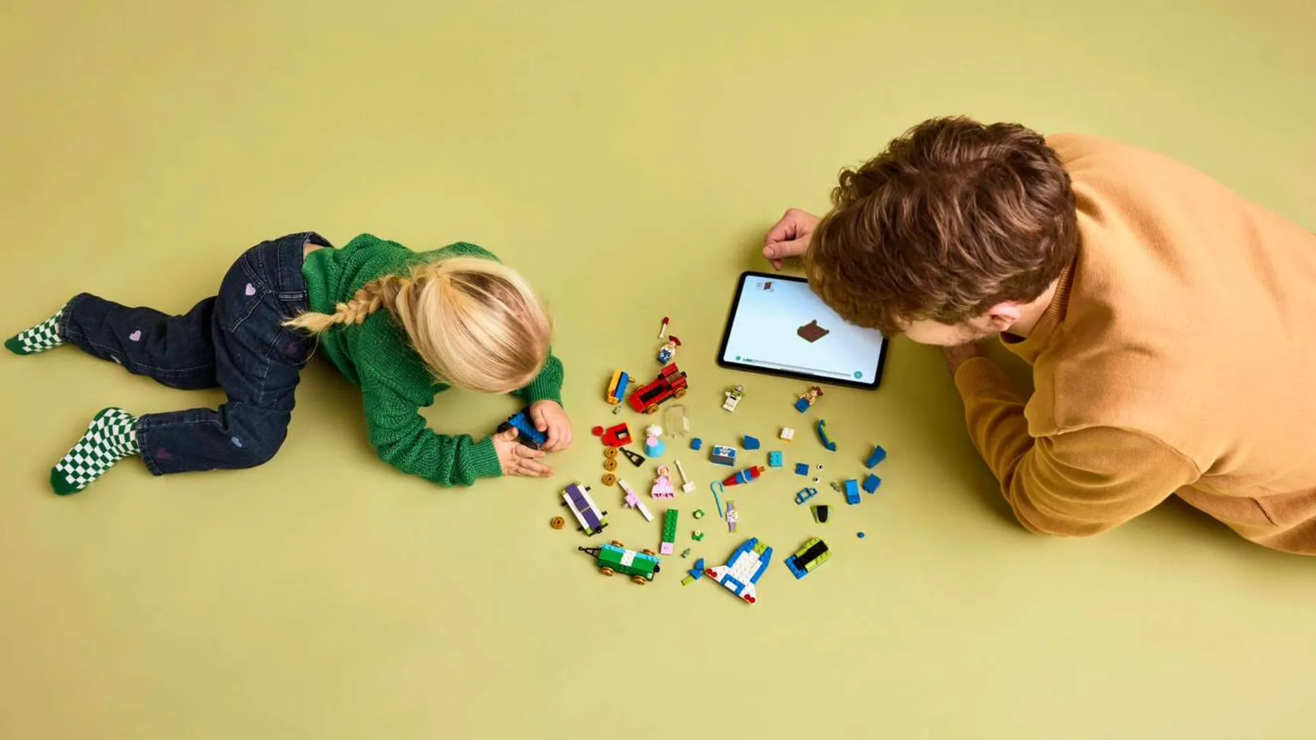 Конструктор LEGO Disney та Pixar Святкування з Історії Іграшок потяг і авто для перегонів (43264)